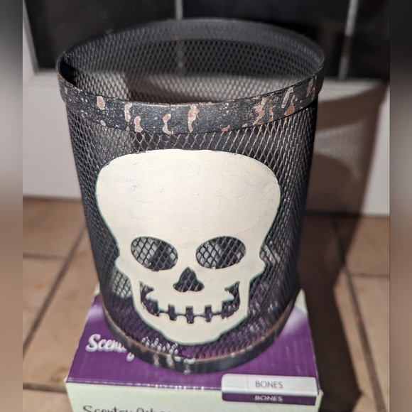 Scentsy "Bones" Warmer Wrap New in Box - Picture 3 of 4
